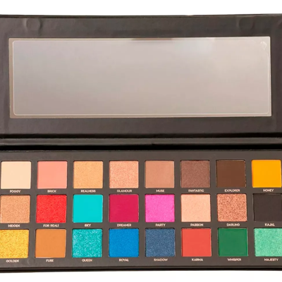 Paleta de sombras coloridas com espelho interior em embalagem preta