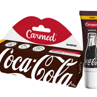 Bálsamo para lábios Carmed Coca-Cola cor marrom com embalagem cartonada vermelha, branca e amarela