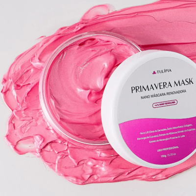 Pote de máscara facial rosa com tampa branca e texto em português, com creme espalhado fundo branco