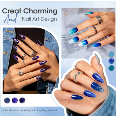 Três mãos com unhas decoradas em tons de azul e roxo, cada uma com diferentes estilos de nail art e anéis de prata.