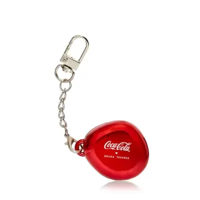 Chaveiro vermelho com corrente e gancho metálico prateado com texto Coca-Cola e BRUNA TAVARES