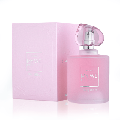 Frasco e caixa de perfume cor-de-rosa com texto prateado