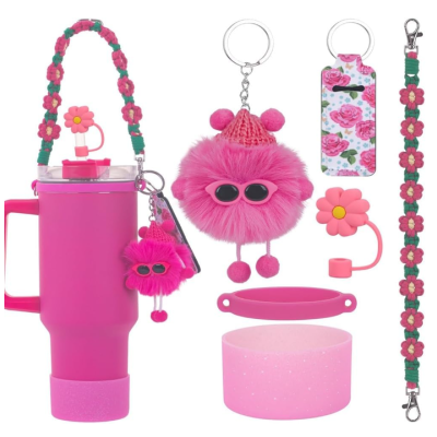 Conjunto de acessórios rosa com copo térmico, chaveiros de bonecos peludos, protetor de cabo USB floral, suporte para copo e fita decorativa floral