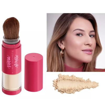Base em pó compacta com pincel incorporado e amostra de pó bege claro
