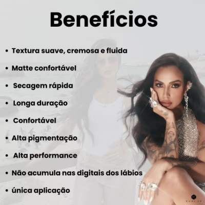 Texto listando benefícios de produto com mulher maquilhada e vestida com roupa brilhante ao lado