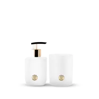 Conjunto branco de dispensador de bomba e copo com detalhes dourados