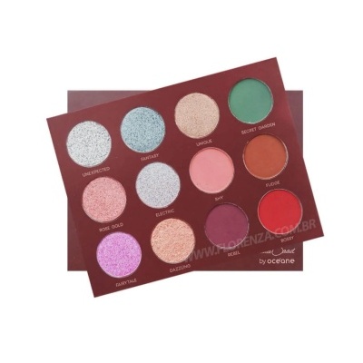 Paleta de sombras para olhos com doze cores em embalagem castanha