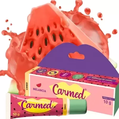 Bálsamo labial Carmed sabor melancia com embalagem rosa e tampa verde, fatia de melancia ao fundo