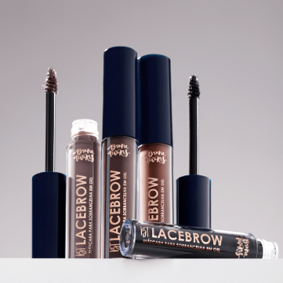 Quatro tubos de máscara para sobrancelhas em gel LACEBROW com tampa azul escura, quatro cores visíveis