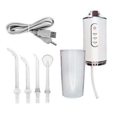 Irrigador dental branco com acessórios e cabo USB.