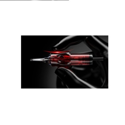 Mão enluvada segurando peça translúcida vermelha e preta