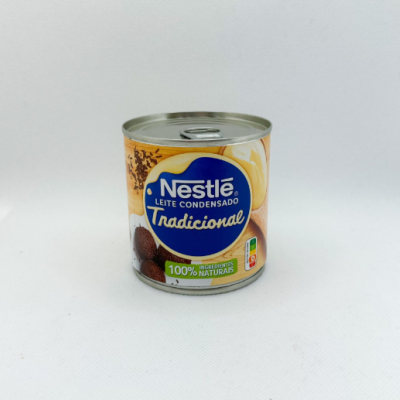 Lata leite condensado Nestlé Tradicional com rótulo azul e branco