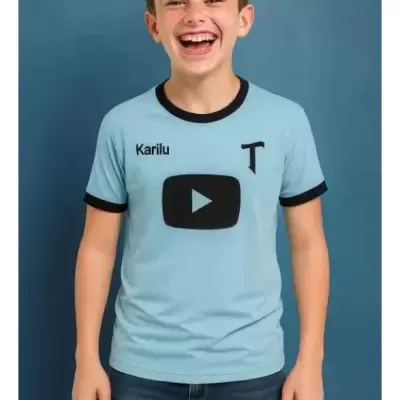 Camiseta azul clara com detalhes pretos e símbolos pretos na frente