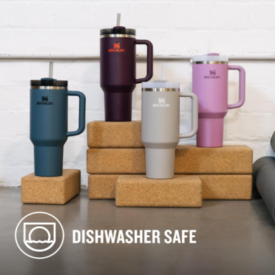 Quatro canecas térmicas Stanley coloridas sobre blocos de cortiça