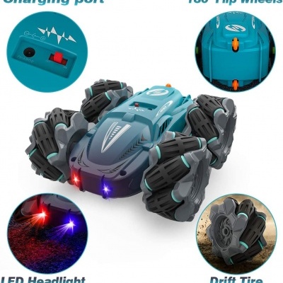 Carro de brinquedo azul com rodas especiais e faróis LED