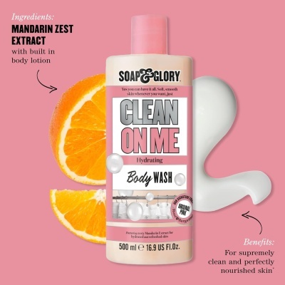 Frasco rosa e branco de gel de banho SOAP & GLORY CLEAN ON ME com fatias de laranja e creme ao lado