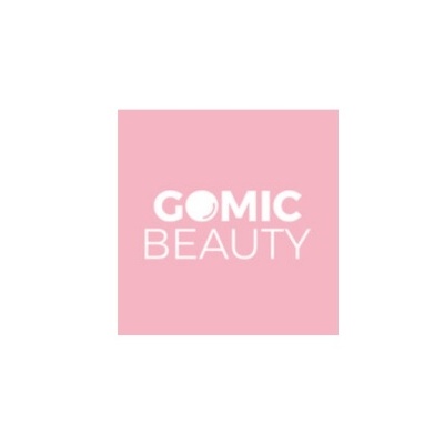 Logótipo branco GOMIC BEAUTY em fundo cor-de-rosa