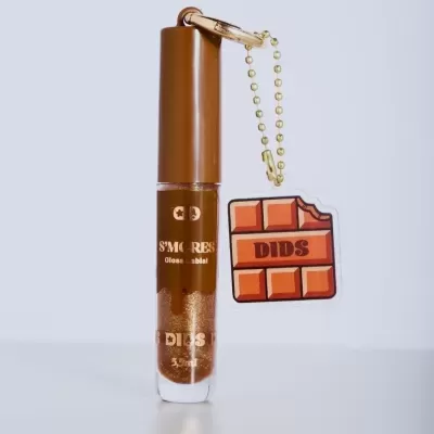 Gloss labial castanho com brilho dourado e etiqueta de chocolate