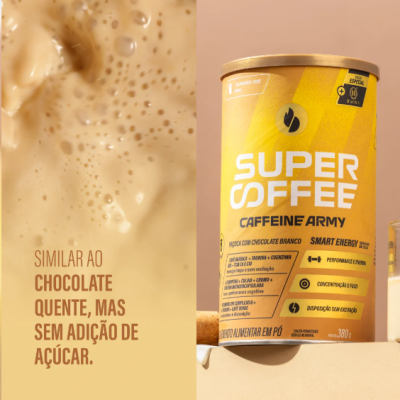 Embalagem amarela de suplemento em pó Super Coffee Caffeine Army ao lado de bebida cremosa, texto sobre bebida descreve sabor similar a chocolate quente sem açúcar.