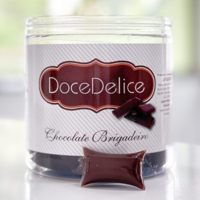 Frasco de plástico transparente com doces brigadeiro embalados individualmente e rótulo branco com logotipo vermelho DoceDelice