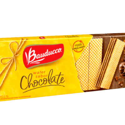 Embalagem amarela e marrom de wafer sabor chocolate Bauducco com imagem do wafer.