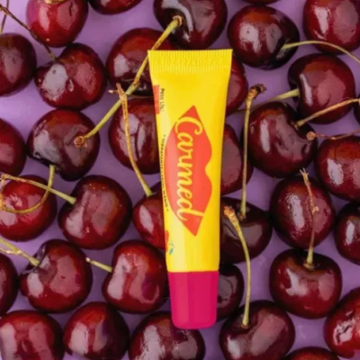 Tubo amarelo e vermelho com cerejas vermelhas ao fundo