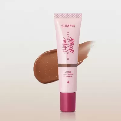 Tubo rosa claro de gloss labial EUDORA Niina Secrets com selo Gloss Luminous Summer junto a textura castanha brilhante.