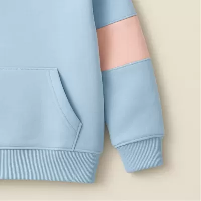 Casaco azul claro com faixa rosa na manga e bolso canguru.