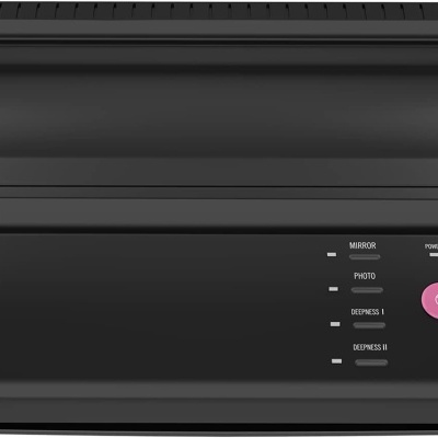 Máquina de dactilografia elétrica preta com teclas cor-de-rosa e azul