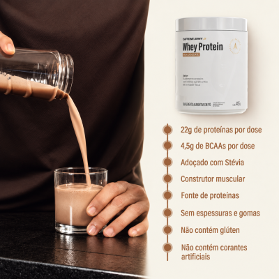 Suplemento Whey Protein Milk Chocolate em embalagem branca com bebida a ser vertida em copo de vidro.