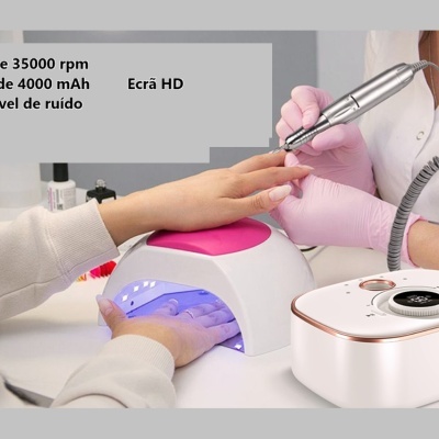 Manicure usando ferramenta elétrica e lâmpada UV/LED para unhas com texto descritivo ao lado