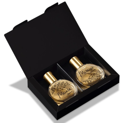 Dois frascos de perfume em caixa preta aberta