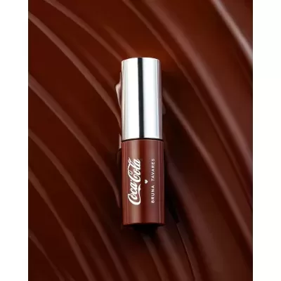 Frasco de batom castanho sobre fundo castanho brilhante