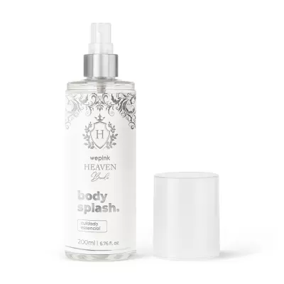 Frasco de body splash transparente com detalhes prateados e tampa ao lado