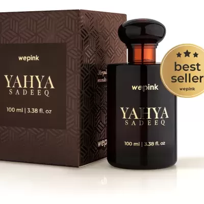 Frasco e caixa de perfume castanho escuro com letras douradas e selo best seller