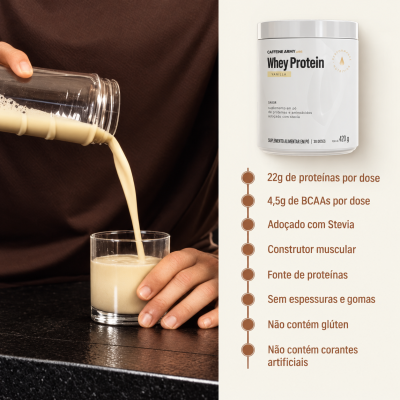 Suplemento Whey Protein em pó com batido a ser derramado em copo