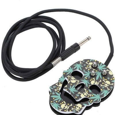 Cabo de guitarra com ficha de metal e corpo em forma de caveira decorado