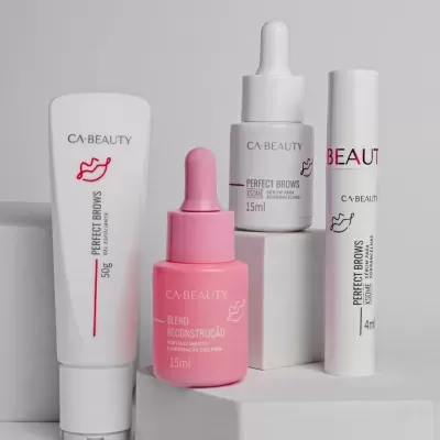 Produtos CA BEAUTY para sobrancelhas em embalagens branca e rosa com texto e ícone de lábios