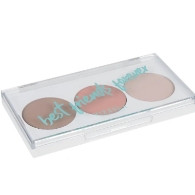Paleta de maquilhagem com três pastilhas e embalagem transparente com texto azul.