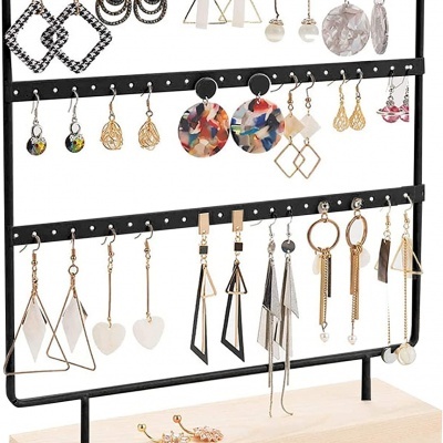 Expositor de bijuterias com vários brincos de diferentes formas e materiais