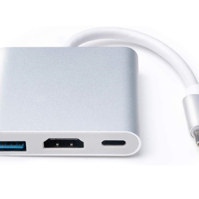 Adaptador de interface prateado com portas USB, HDMI e cabo USB-C