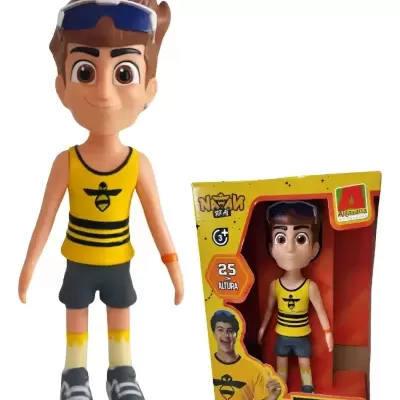 Boneco personagem com roupa amarela e cinzenta e embalagem amarela com texto NATAN por AÍ.