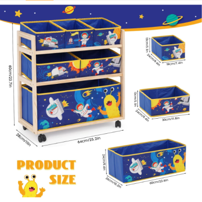 Móvel organizador com caixas de tecido azul com desenhos espaciais e estrutura de madeira clara