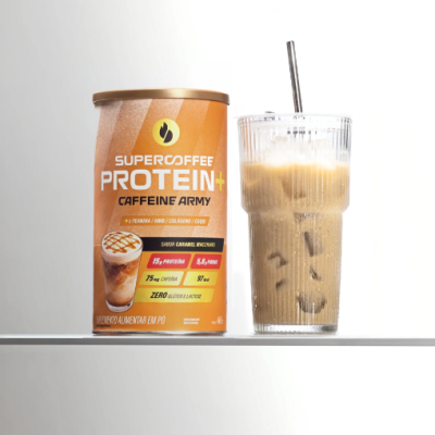 Suplemento em pó Supercoffee Protein+ Caffeine Army ao lado de copo com bebida gelada