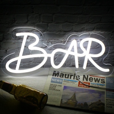 Placa de néon branca com a palavra 'BAR' em parede de tijolos e garrafa com jornal abaixo.