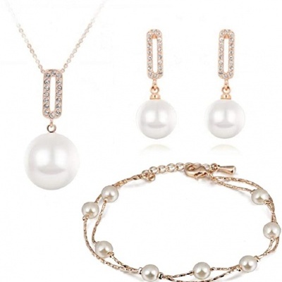 Conjunto de joias com pérolas e detalhes dourados