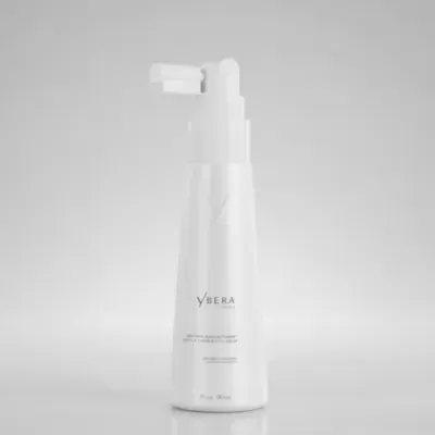 Frasco branco de plástico com aplicador em spray da marca YBERA