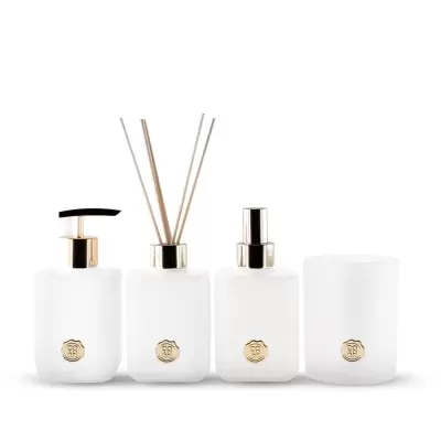 Conjunto de frascos de higiene em branco com detalhes dourados