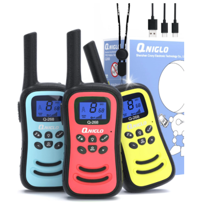 Três walkie-talkies digitais coloridos com embalagem e cabos USB