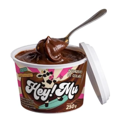 Brigadeiro de colher Hey! Mu em embalagem plástica branca com tampa e rotulagem colorida